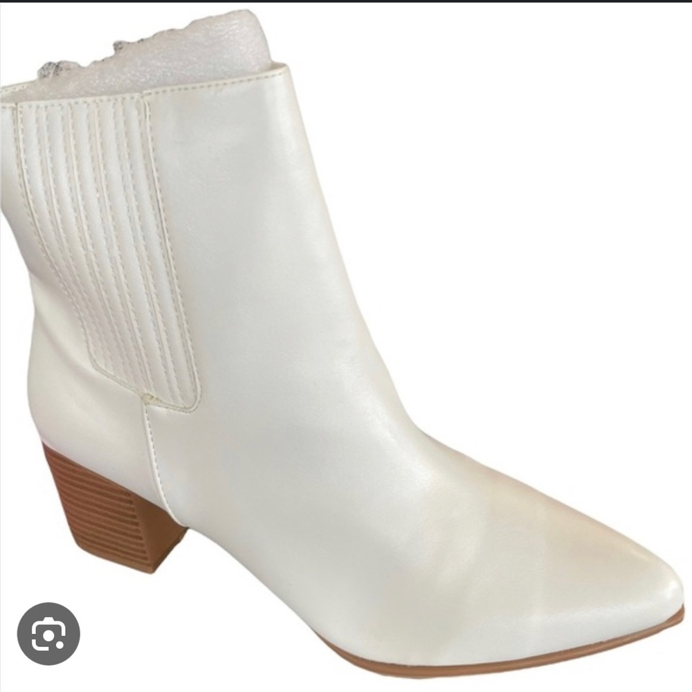 New Weeboo Sabrina White Bootie Side Zip up Size 11